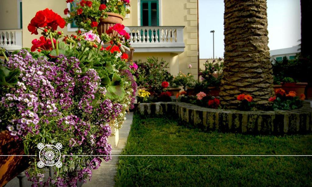 Bed and Breakfast Villino Gregoraci Relais Санта-Маринелла Экстерьер фото